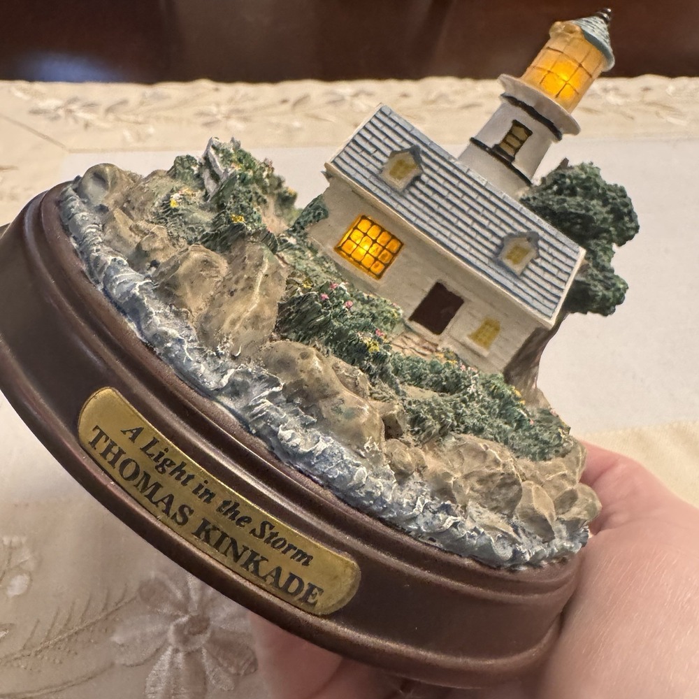 Thomas Kinkade "A Light In The Storm" Cottage Battery Operated Light Up *READ*